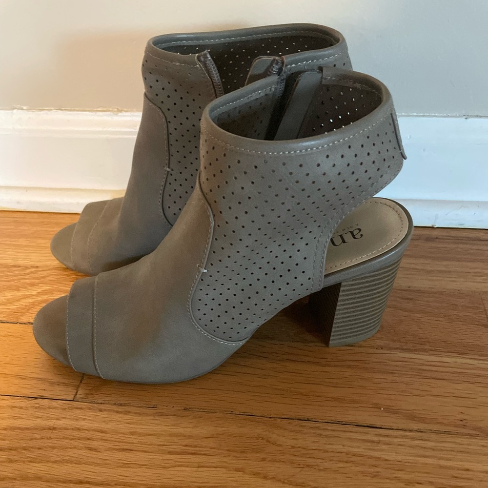 a.n.a A New Approach Women’s Taupe Peep Toe Booties Tasha side zip 8.5M